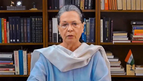 सरकार के विरोध को देशद्रोह कहा जा रहा: सोनिया गांधी