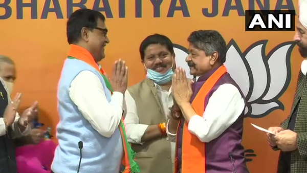 भाजपा में शामिल हुए टीएमसी से इस्तीफा देने वाले विधायक मिहिर गोस्वामी, कैलाश विजयवर्गीय की मौजूदगी में ली सदस्यता भाजपा में शामिल हुए टीएमसी से इस्तीफा देने वाले विधायक मिहिर गोस्वामी, कैलाश विजयवर्गीय की मौजूदगी में ली सदस्यता