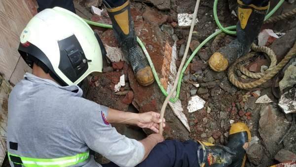 maharashtra, mumbai, kurla, toilet, woman trapped in public toilet, public toilet collapsed, public toilet collapsed in mumbai, महाराष्ट्र, मुंबई, कुर्ला, शौचालय, सार्वजनिक शौचालय ढहा maharashtra, mumbai, kurla, toilet, woman trapped in public toilet, public toilet collapsed, public toilet collapsed in mumbai, महाराष्ट्र, मुंबई, कुर्ला, शौचालय, सार्वजनिक शौचालय ढहा