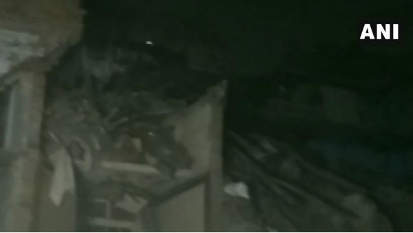 Kanpur: Three-storey building collapses in Kuli Bazar area, here is the detail Kanpur: Three-storey building collapses in Kuli Bazar area, here is the detail