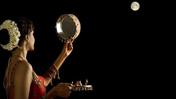 इस बार का करवा चौथ है बेहद खास, जानिए कुछ खास बातें इस बार का करवा चौथ है बेहद खास, जानिए कुछ खास बातें