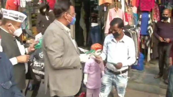 Coronavirus: आप विधायकों और पार्षदों ने दिल्ली में बांटा FREE मास्क Coronavirus: आप विधायकों और पार्षदों ने दिल्ली में बांटा FREE मास्क