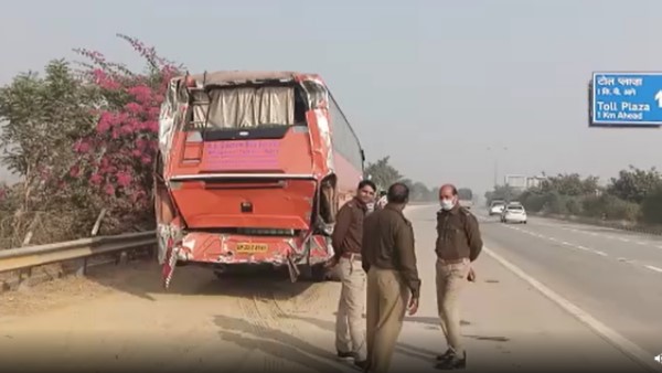 two lost life four injured in road accident at yamuna expressway in mathura two lost life four injured in road accident at yamuna expressway in mathura