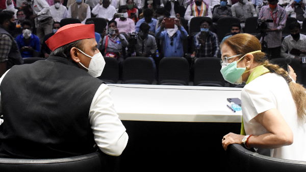 Former congress leader Annu Tondon joined Samajwadi Party Former congress leader Annu Tondon joined Samajwadi Party