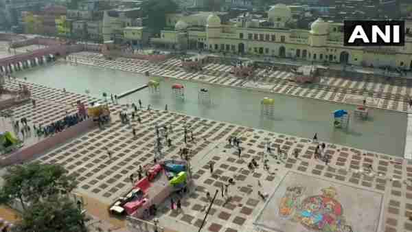 दीयों, चित्रों और रंगोली से सजाया घाटों को