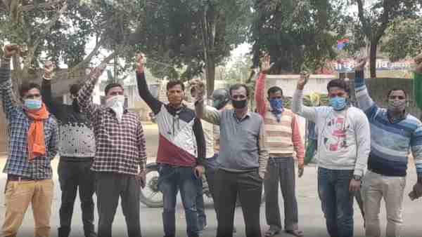 sub-inspector slaps an employee of electricity department, power cut of 35 villages sub-inspector slaps an employee of electricity department, power cut of 35 villages