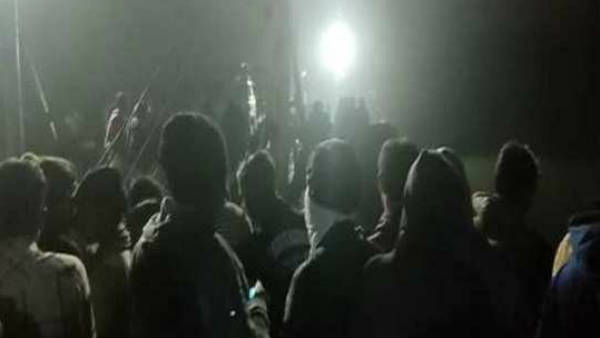 झारखंड से पश्चिम बंगाल जा रहा माल वाहक जहाज गंगा नदी में पलटा, 8 ट्रक डूबे, 2 लोग लापता झारखंड से पश्चिम बंगाल जा रहा माल वाहक जहाज गंगा नदी में पलटा, 8 ट्रक डूबे, 2 लोग लापता