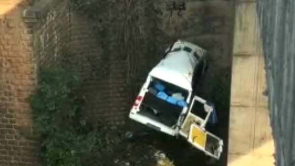 Maharashtra bus going to a picnic falls 40 feet below the bridge, 5 people dead, 8 injured Maharashtra bus going to a picnic falls 40 feet below the bridge, 5 people dead, 8 injured