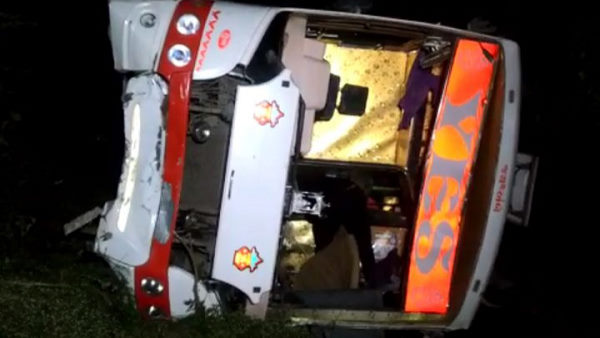 Bus Overturned In Pit Near Surat district of Gujarat, 15 Passengers Seriously Injured Bus Overturned In Pit Near Surat district of Gujarat, 15 Passengers Seriously Injured