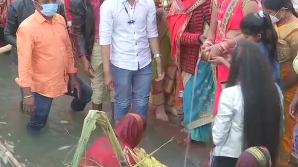 First Arghya: अस्त होते सूर्य को दिया गया पहला अर्घ्य First Arghya: अस्त होते सूर्य को दिया गया पहला अर्घ्य