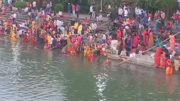First Arghya: अस्त होते सूर्य को दिया गया पहला अर्घ्य First Arghya: अस्त होते सूर्य को दिया गया पहला अर्घ्य