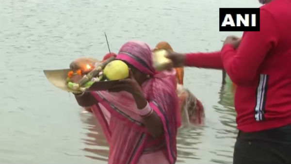 First Arghya: अस्त होते सूर्य को दिया गया पहला अर्घ्य First Arghya: अस्त होते सूर्य को दिया गया पहला अर्घ्य