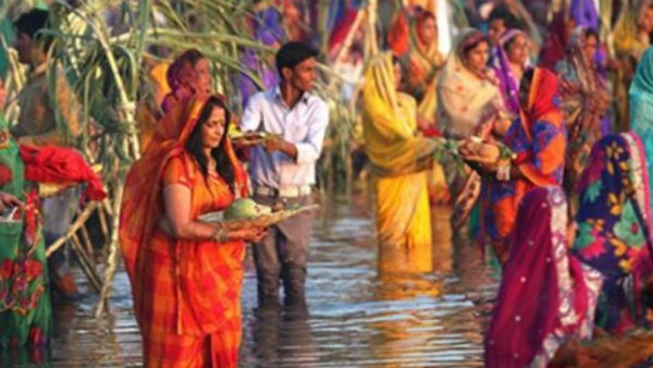First Arghya: अस्त होते सूर्य को दिया गया पहला अर्घ्य First Arghya: अस्त होते सूर्य को दिया गया पहला अर्घ्य