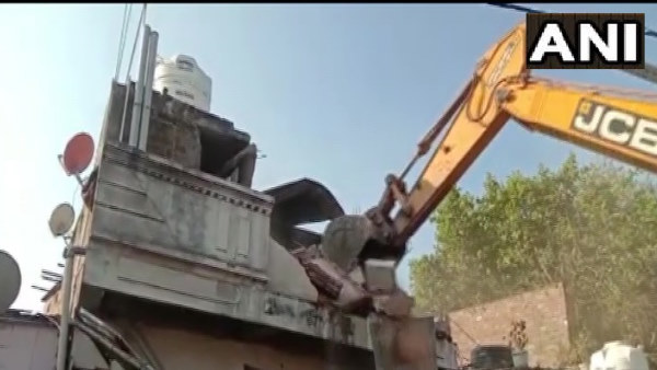 Criminal Ballu Balram Malis illegal building demolishes by indre Nagar Nigam Criminal Ballu Balram Malis illegal building demolishes by indre Nagar Nigam