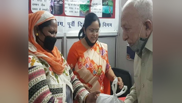 रोशनी ने बुजुर्ग को लौटाई उनकी जमा पूंजी
