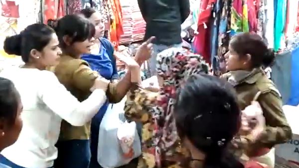 watch video woman beats girl for called her aunty watch video woman beats girl for called her aunty