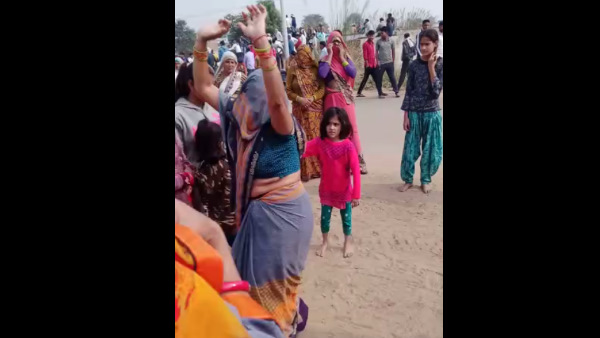 शवयात्रा में महिलाएं भी हुईं शामिल