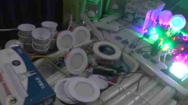 ब्रांडेड कंपनियों के बल्ब की अपेक्षा काफी सस्ते हैं बल्ब