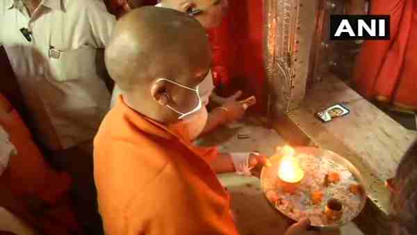 cm yogi adityanath offers prayers at Hanuman Garhi Temple in Ayodhya cm yogi adityanath offers prayers at Hanuman Garhi Temple in Ayodhya