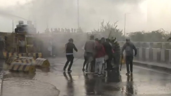 Farmers march to delhi: Haryana Police 5-companies deployed-on-rohtak-jhajjar-border, Tear gas, water cannons used on farmers Farmers march to delhi: Haryana Police 5-companies deployed-on-rohtak-jhajjar-border, Tear gas, water cannons used on farmers