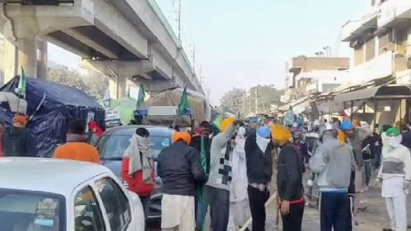 Farmer Protest: FIR against unknown persons at Alipur police station in connection with the clash between farmers and police at Singhu border Farmer Protest: FIR against unknown persons at Alipur police station in connection with the clash between farmers and police at Singhu border