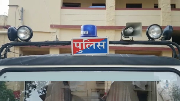 दरवाजे में कुल्हाड़ी फेंक कर फरार हो गया