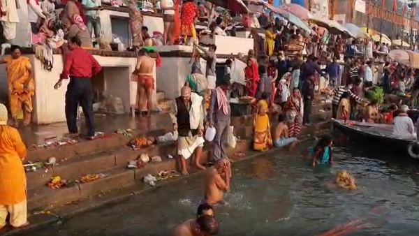 Devotees offer prayers and take holy dip in river Ganga on Kartik Purnima in prayagraj and varanasi Devotees offer prayers and take holy dip in river Ganga on Kartik Purnima in prayagraj and varanasi