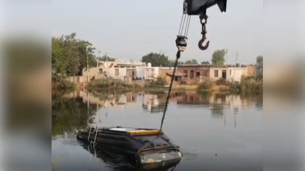 बस को क्रेन से निकाला बाहर