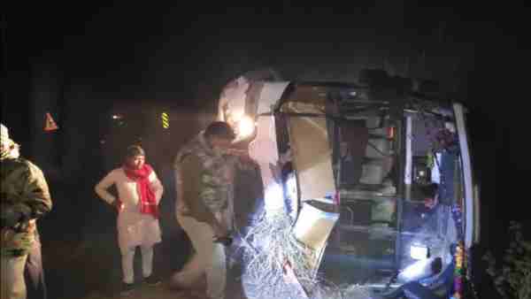 Accident of private bus in Mainpuri 29 passengers in hopital Accident of private bus in Mainpuri 29 passengers in hopital