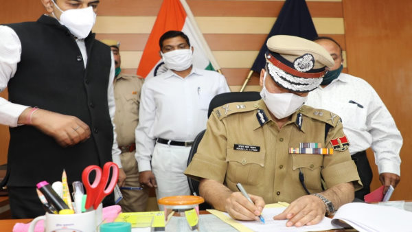 आईपीएस एमएल लाठर को मिले पदक