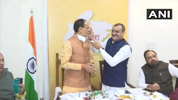 mp by election results 2020 BJP leads CM Chouhan exchange sweets with Leaders in Bhopal Office mp by election results 2020 BJP leads CM Chouhan exchange sweets with Leaders in Bhopal Office