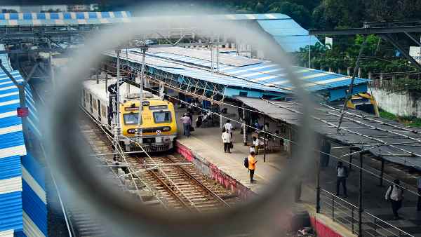 Maharashtra govt-Railways are face to face for starting local train service for common passengers,Why Maharashtra govt-Railways are face to face for starting local train service for common passengers,Why