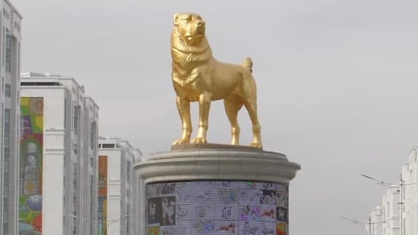 तुर्कमेनिस्तान के राष्ट्रपति ने अपने पसंदीदा कुत्ते की लगवाई 'सोने' की मूर्ति