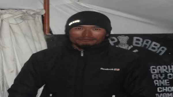 पोर्टर 90 दिनों तक लगातार काम करते हैं