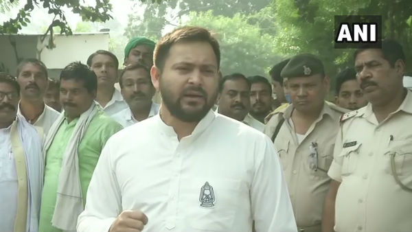 तेजस्वी यादव ने की नीतीश कुमार पर प्याज फेंकने की निंदा तेजस्वी यादव ने की नीतीश कुमार पर प्याज फेंकने की निंदा