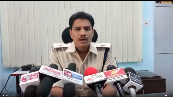 रविवार शाम को वह मां से मिलने आया