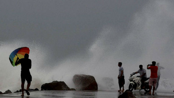 Cyclone Nivar हुआ ताकतवर, समुंद्र में उठी भयंकर लहरें Cyclone Nivar हुआ ताकतवर, समुंद्र में उठी भयंकर लहरें