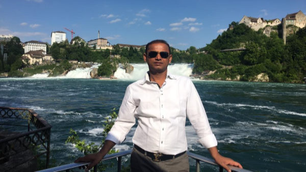 दसवीं के पास करके पार्ट टाइम जॉब करने लगे