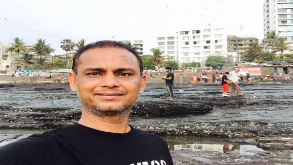 कॉलेज में पढ़ाई के साथ बांटा करते थे कुरियर