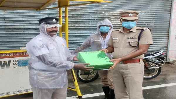 Video: Duty in the heavy rain,SP complimented by going to traffic constable in Tamil Nadu Video: Duty in the heavy rain,SP complimented by going to traffic constable in Tamil Nadu