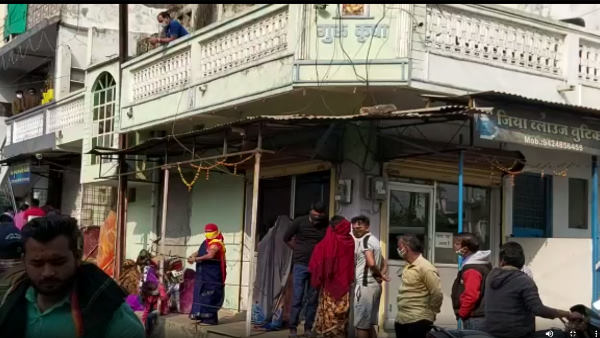 पहली मंजिल पर इनके शव मिले