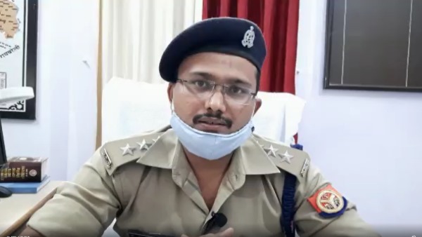woman misdeeds in moving car in unnao woman misdeeds in moving car in unnao