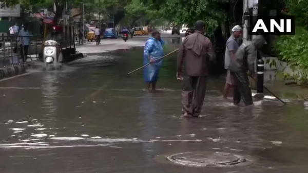 भारतीय रेलवे ने कहा है कि रद्द की गई ट्रेनों के मुसाफिरों को पूरा रिफंड दिया जाएगा. इसके साथ ही रेलवे ने बताया कि ई-टिकट ऑटोमैटिक कैंसल हो जाएगा, जबकि काउंटर टिकट को काउंटर से ही कैंसल कराना होगा. भारतीय रेलवे ने कहा है कि रद्द की गई ट्रेनों के मुसाफिरों को पूरा रिफंड दिया जाएगा. इसके साथ ही रेलवे ने बताया कि ई-टिकट ऑटोमैटिक कैंसल हो जाएगा, जबकि काउंटर टिकट को काउंटर से ही कैंसल कराना होगा.