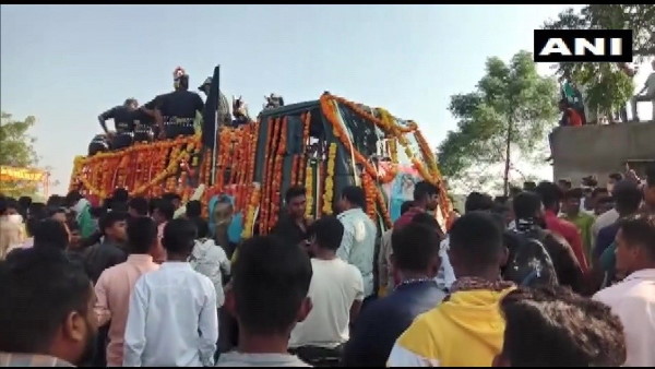 Maharashtra Locals hold the tricolour as mortal remains of 21-year-old Sepoy Yash Deshmukh Maharashtra Locals hold the tricolour as mortal remains of 21-year-old Sepoy Yash Deshmukh