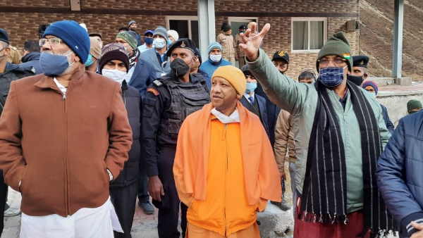 CM Yogi and CM Trivendra reached Gauchar after they stuck in Kedarnath snowfall CM Yogi and CM Trivendra reached Gauchar after they stuck in Kedarnath snowfall