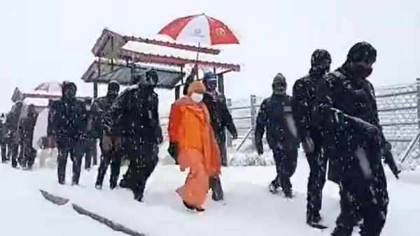 CM Yogi and CM Trivendra reached Gauchar after they stuck in Kedarnath snowfall CM Yogi and CM Trivendra reached Gauchar after they stuck in Kedarnath snowfall