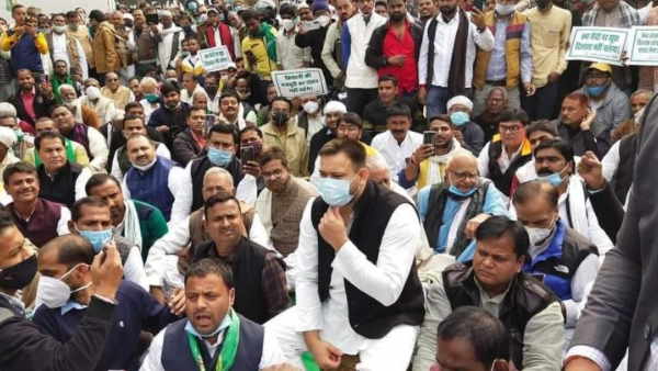 कुर्सी पर बैठकर धरना देना तेजस्वी को पड़ा भारी