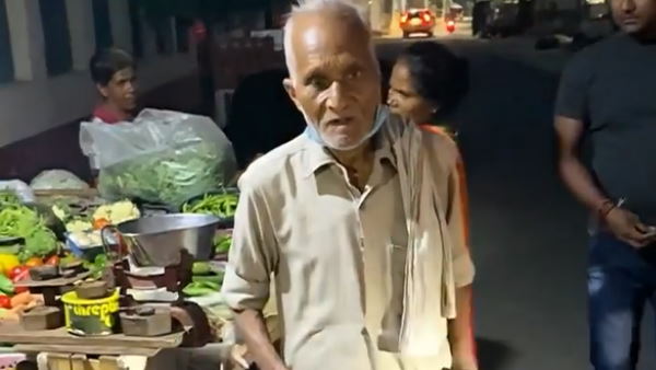 आगरा में वड़े बेचने वाले बाबा