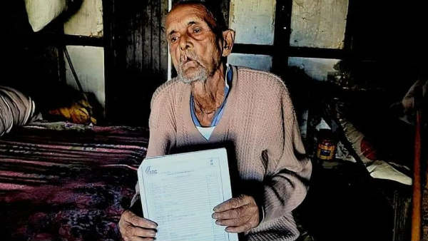असम में नागरिकता साबित करने के लिए भटक रहे 104 साल के विदेशी बुजुर्ग की मौत, डिटेंशन सेंटर में भी बिताए दिन असम में नागरिकता साबित करने के लिए भटक रहे 104 साल के विदेशी बुजुर्ग की मौत, डिटेंशन सेंटर में भी बिताए दिन
