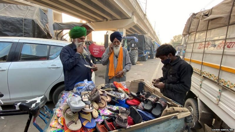 किसान आंदोलन: महीने भर बाद भी कैसे मोर्चे पर डटे हुए हैं लोग किसान आंदोलन: महीने भर बाद भी कैसे मोर्चे पर डटे हुए हैं लोग